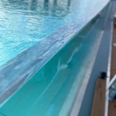 Sou entènèt jwèt Infini Lap Pool